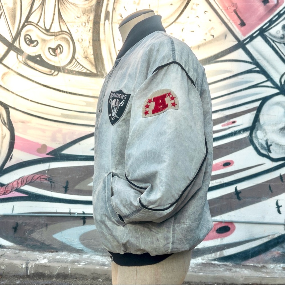 OAKLAND RAIDERS Vintage Bomber Jacket size Large (by Starter) | Distressed Gray - Picture 8 of 13